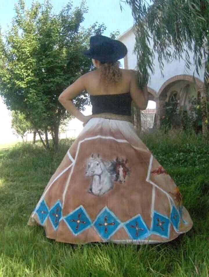 Falda regional bordada con caballos — traje charro femenino artesanal